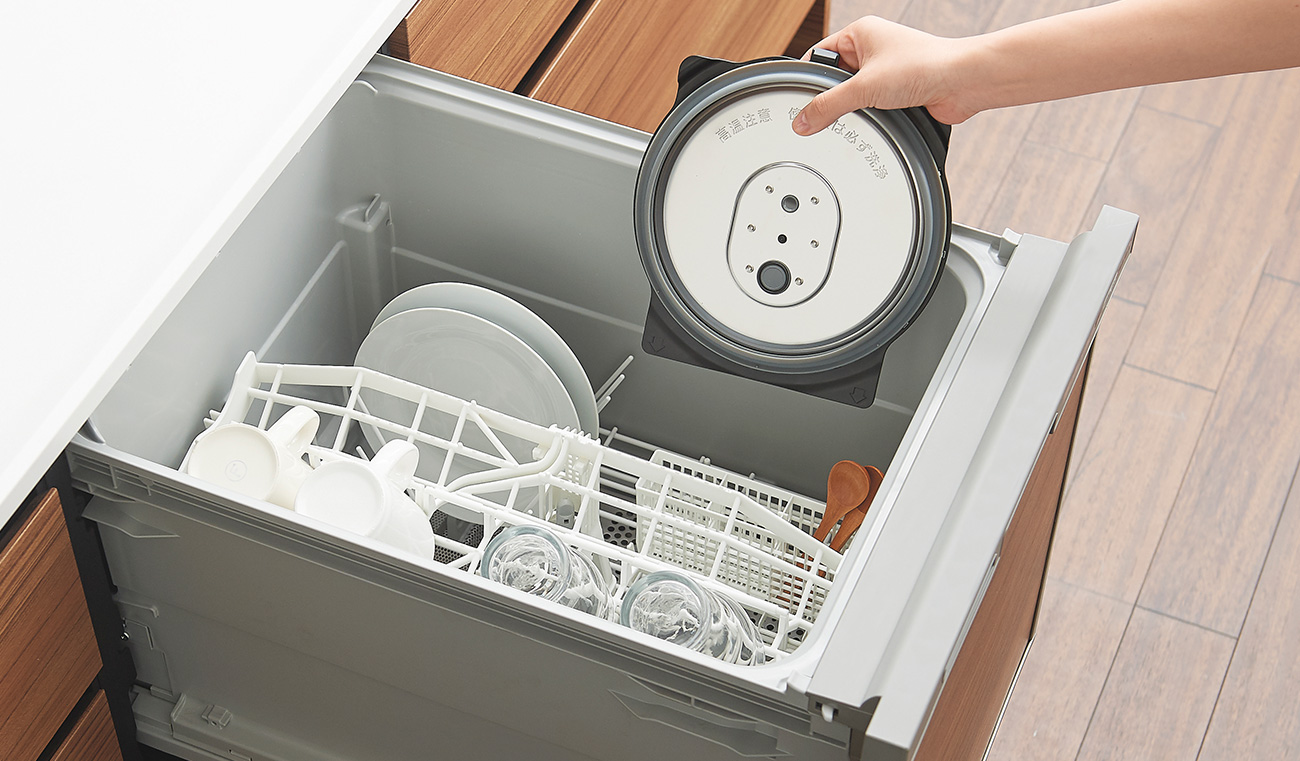 The inner lid are dishwasher-safe.